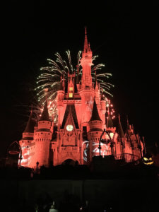 Schloss mit Halloween Beleuchtung