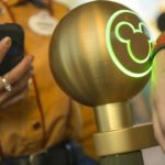 Scanner mit Magic Band und leuchtendem Mickey Mouse Kopf