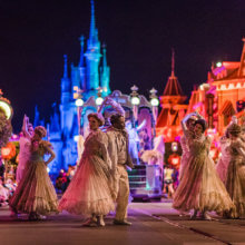 Tänzer vor dem cinderella Castle an Halloween