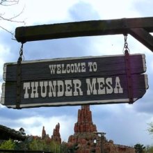 Schild am Eingangsbereich "Welcome to Thunder Mesa"