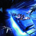 Zug des Hyperspace Mountain fährt in Lichtgeschwindigkeit mit X-Wing