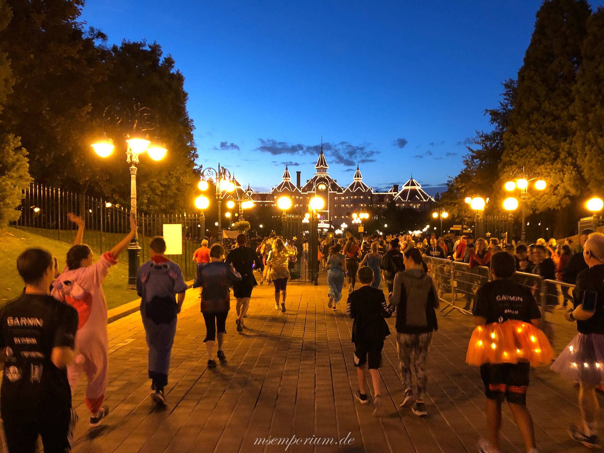 In der Morgendämmerung auf dem Weg zum Disneyland Park