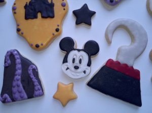 einzelne Kekse im Halloween-Design: Mickey als Vampir, Hooks Haken und mehr