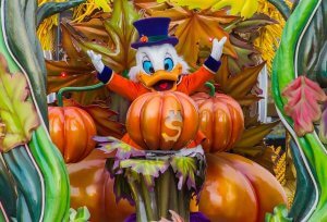 Dagobert Duck in seinem Halloween-Outfit bei der Parade