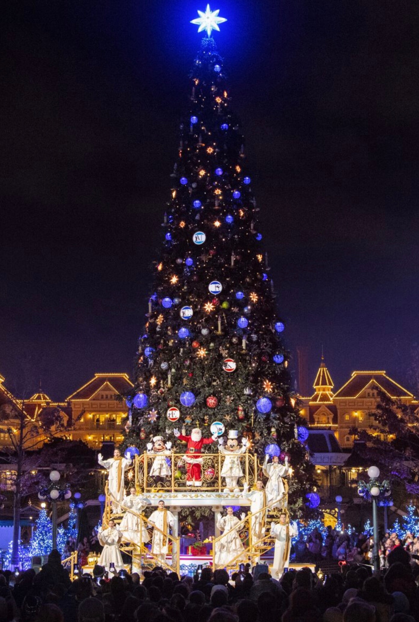 Die Disney Figuren mit Santa Clause vor dem Weihnachtsbaum bei der Tree Lightning Ceremony