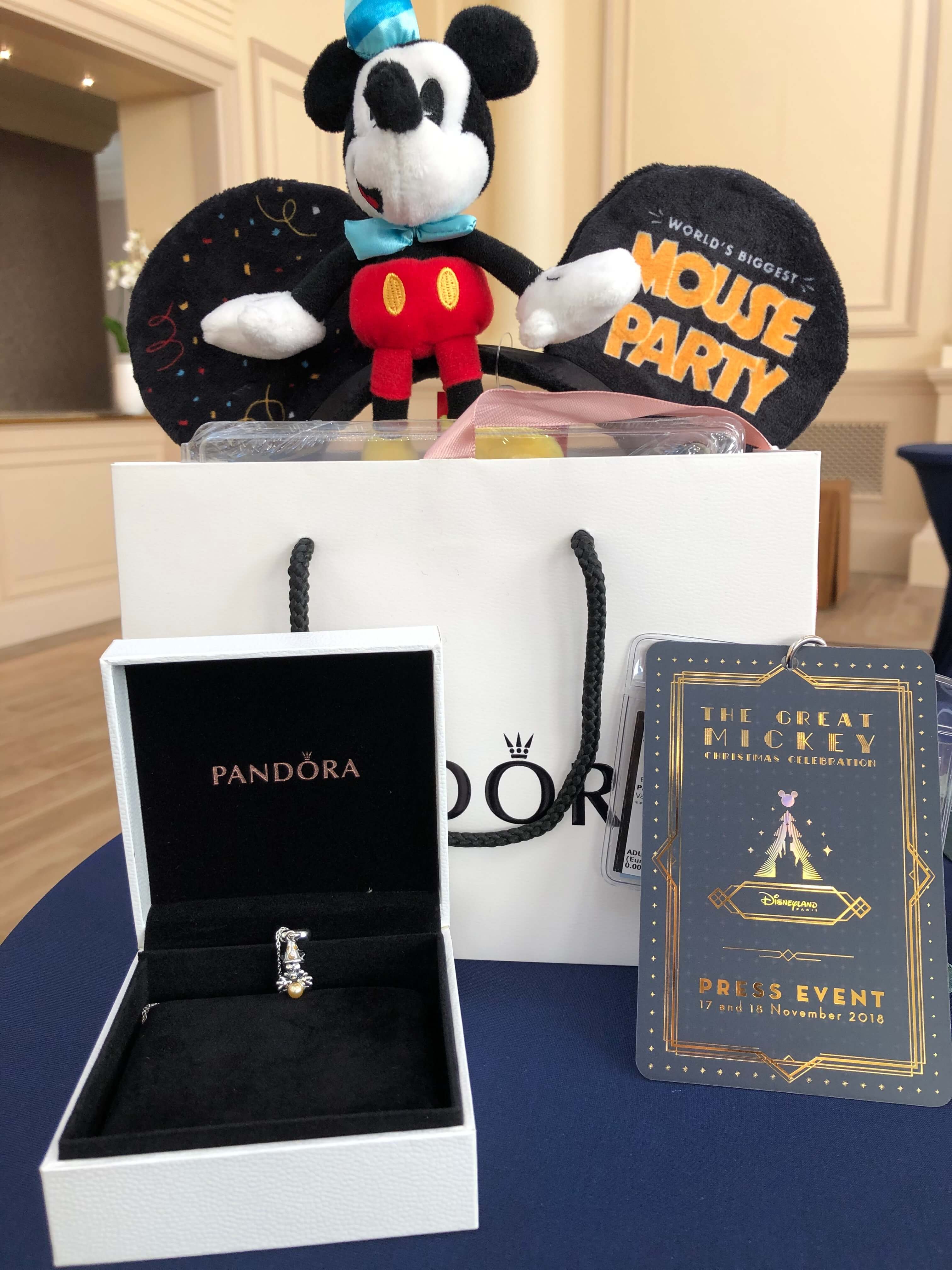 Gift Bag mit Mickey-Ohren, Pandora Charm und mehr