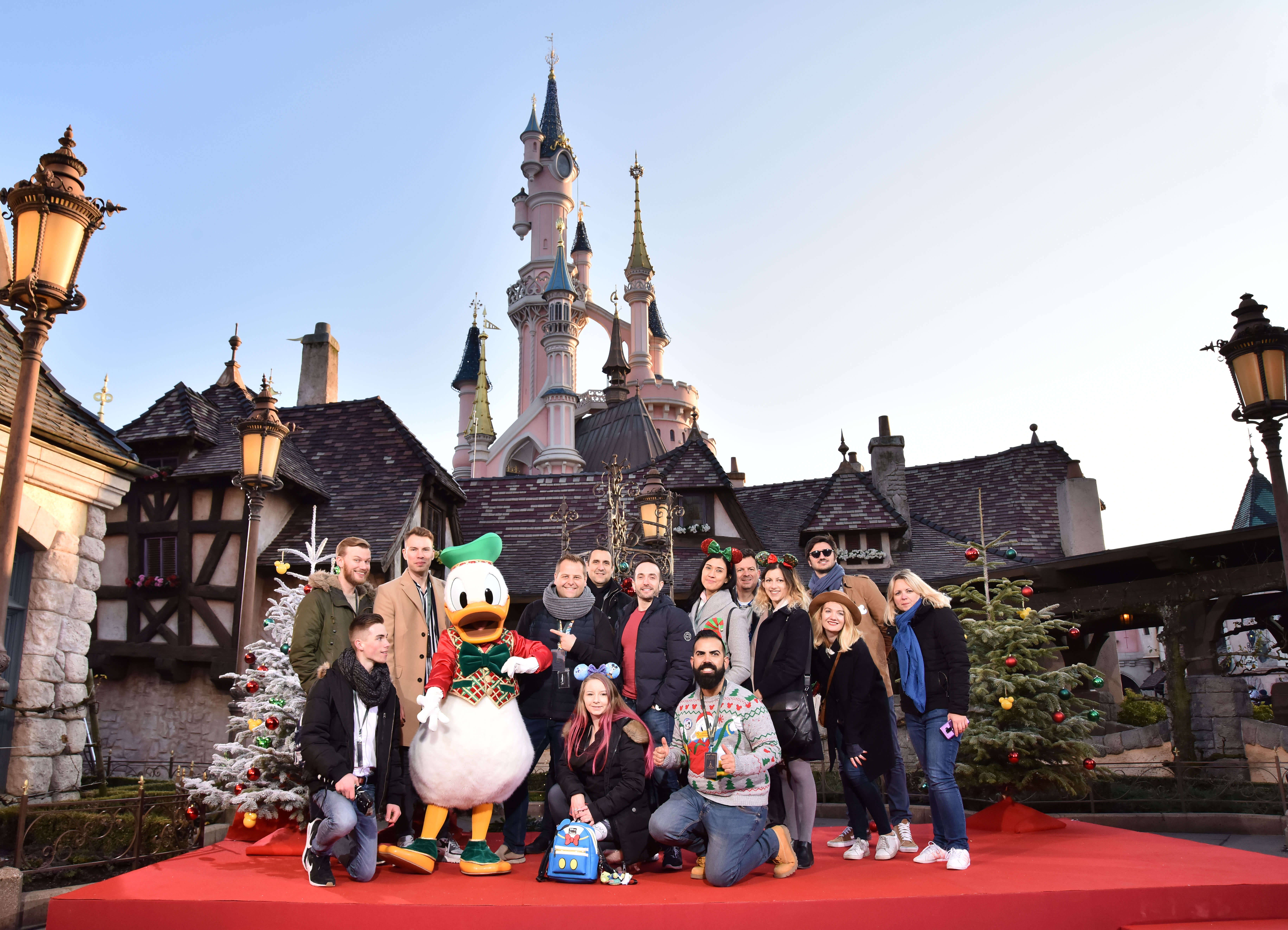 Gruppenfoto der Teilnehmer des Events mit Donald Duck