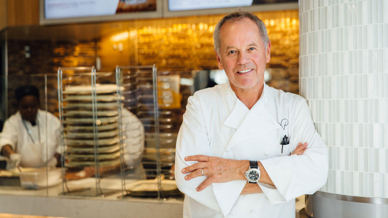 Chef Wolfgang Puck vor Tresen