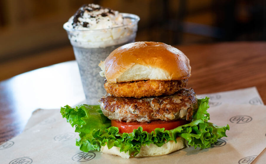 Turkey Burger mit Getränk