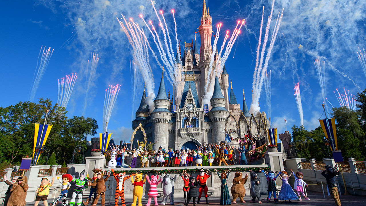 Dutzende Disney Figuren vor dem Cinderella Castle zur Feier von Mickeys Geburtstag