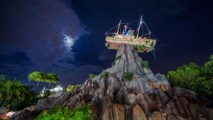 Das gestrandete Schiff auf dem Berg des Typhoon Lagoon Wasserpark bei Nacht