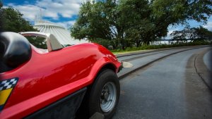 Ein Wagen auf der Strecke des Tomorrowland Speedways