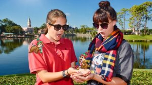 zwei junge Frauen in Epcot mit dem Chip und Chap-Magic Shot