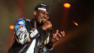 Rapper Black M auf der Bühne bei einem Auftritt