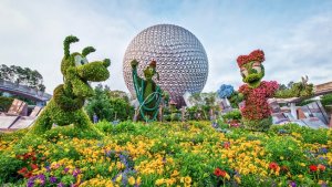 Ein Foto mit Blumen geschmückten Disney Figuren vor dem Spaceship Earth