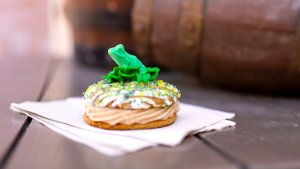 Mardi Gras Kuchen mit einem Schokoladenfrosch