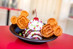 Ein leckerer Mickey Waffle Eis