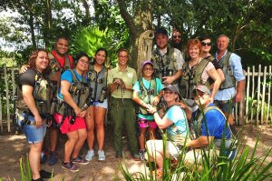 Die Teilnehmer des Wild Africa Trek mit Guide und Alligator-Baby