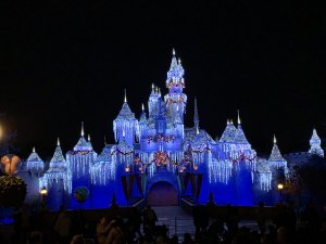 Cinderella Castle bei Nacht mit Eiszapfen und blauer Beleuchtung