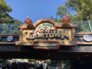 Schild zum Eingang von Mickey's Toon Town