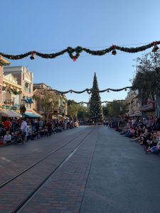 Weihnachtlich geschmückte Main Street U.S.A. mit einem riesigen Weihnachtsbaum