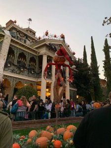 Haunted Mansion von Außen mit Kürbismann