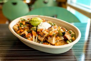 Burrito Bowl mit feinem Hähnchen, Reis und Sauerrahm