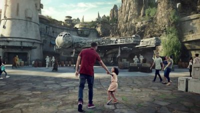 Gäste auf dem Weg zur Millennium Falcon Attraktion im Star Wars Land