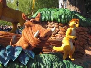 Timon und Pumba bei Magic on Parade im Disneyland