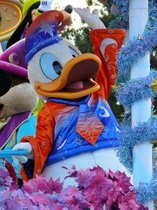 Donald Duck bei der Parade im Disneyland Paris