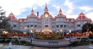 Disneyland Hotel beleuchtet bei Abenddämmerung