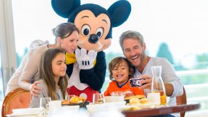 Mickey mit Familie beim Frühstücken