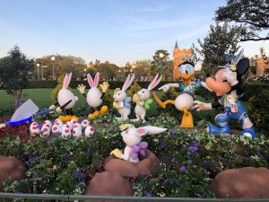 Mickey, Donald & Usatama Dekorationen vor dem Cinderella Schloss in Tokyo Disneyland