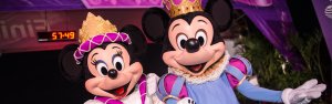 Minnie und Mickey verkleidet als Prinzessin und Prinz