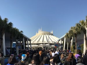 Gäste laufen in die Richtung von Space Mountain in Tokyo Disneyland