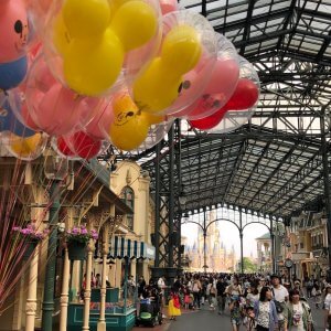 Der Eingang ins Tokyo Disneyland mit bunten Ballons