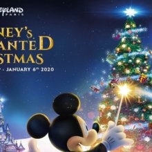 Werbeplakat für die Weihnachtssaison 2019 in Disneyland Paris, mit Mickey Mouse, der einen Weihnachtsbaum erleuchtet und dem Sleeping Beauty Castle