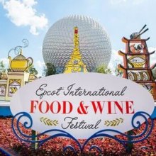 Spaceship Earth mit Dekorationen rund um das Food & Wine Festival in Epcot