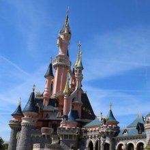 Schloss in Disneyland Paris von der Seite aus aufgenommen