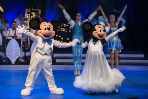 Mickey Mouse und Minnie Mouse in elegantem Outfit