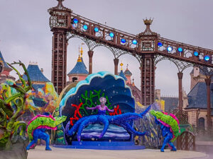 Ursula in der Show „Are you brave enough?“ auf der Castle Stage in Disneyland Paris 