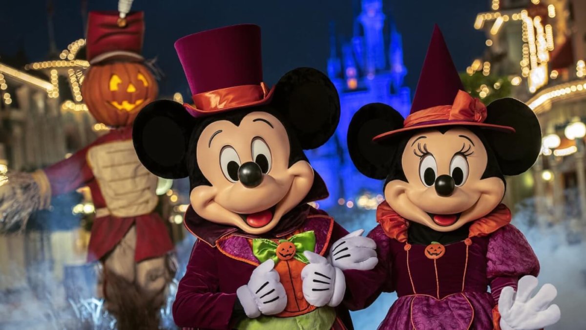 Mickey und Minnie im Halloween Kostüm vor dem Schloss auf der Main Street U.S.A.