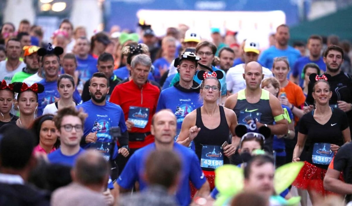 eine Gruppe von Läufern beim Halbmarathon