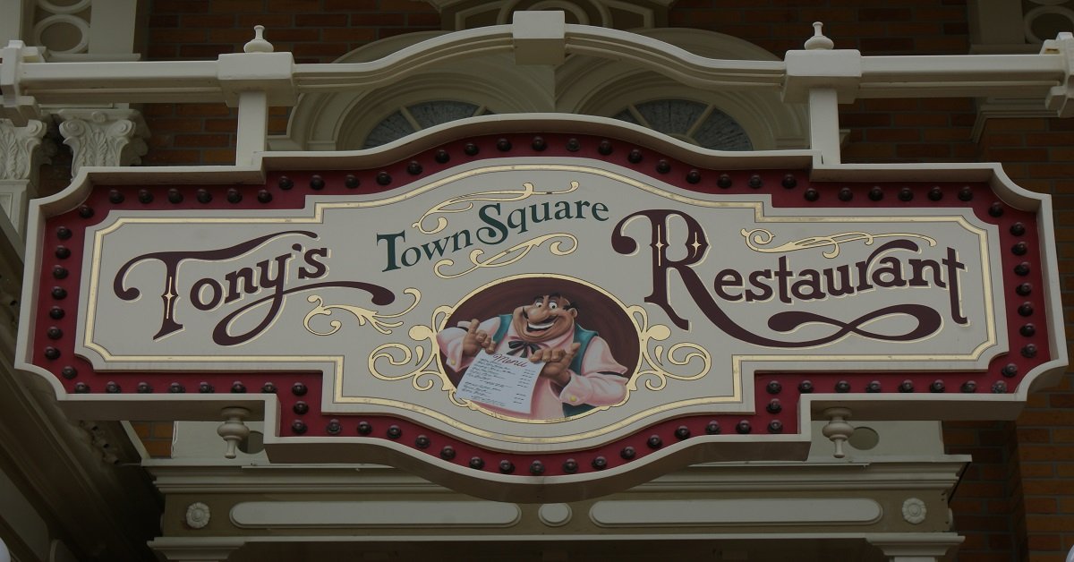 Schild am Eingang zu Tony's Town Square Restaurant