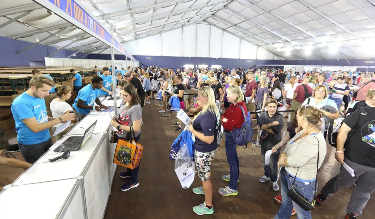 viele Personen bei der Registrierung zum runDisney in einer großen Halle