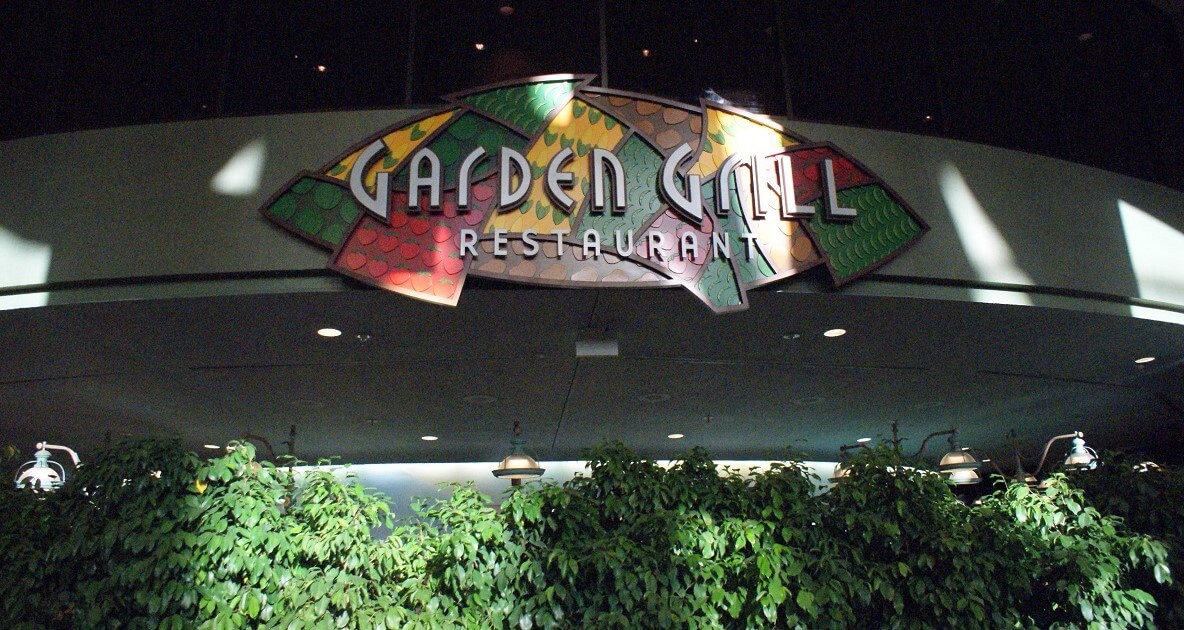 Schild mit der Aufschrift "Garden Grill Restaurant"