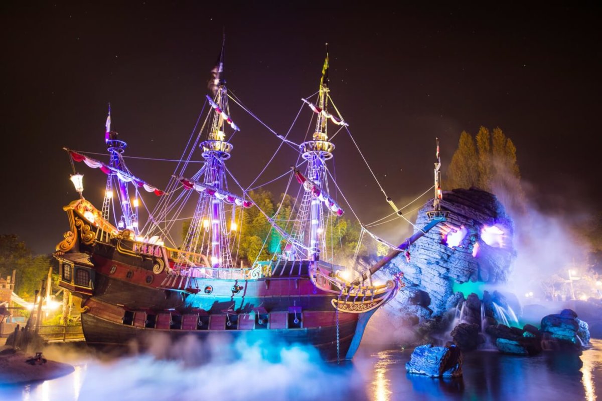 Das Piratenschiff im Adventureland von Nebel umgeben