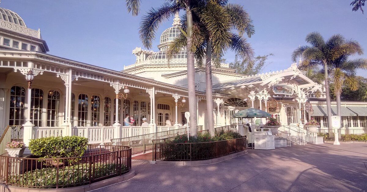 Außenansicht des Restaurants Crystal Palace im Magic Kingdom