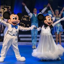 Mickey Mouse und Minnie Mouse in feiner Abendgaderobe auf der Bühne