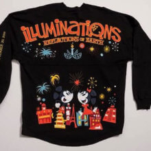 Dunkelblaues Spirit Jersey mit Mickey Mouse, Minnie Mouse, Feuerwerk und dem Schriftzug Illuminations - Reflections of Earth